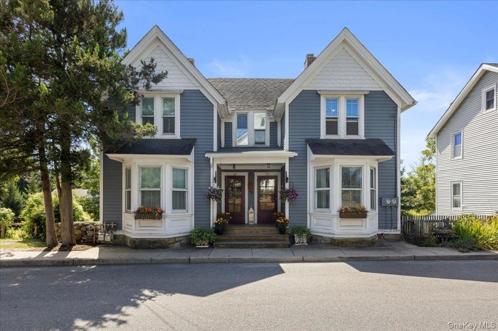 A most picturesque setting in a choice village of Warwick location.