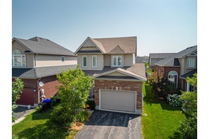 Bright and charming three bedroom two and a half bath in Collingwood's Creekside community.