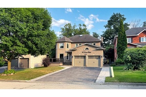 A True Showstopper Charming Family Home in Sought After Aurora Highlands !