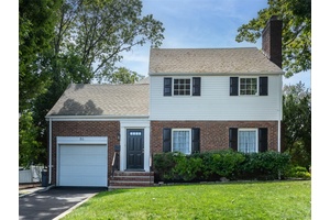 Fabulous Opportunity in Manhasset 4 Bedrooms, 2.