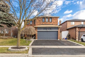 Spacious 5 Bedroom Detached Home with 4 Bathrooms in a Highly Desirable Neighbourhood of Brampton East !