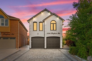 Stunning Detached Home in the Sought After East Credit Neighborhood !