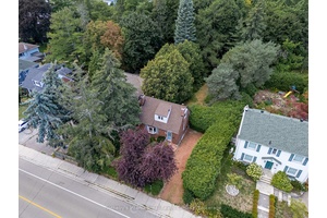 Wonderful south Clarkson location, on the edge of Rattray Marsh.