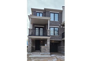 Bright Spacious Townhome Right In The Heart Of Waterdown, Steps To Transit, Shops, Restaurants.