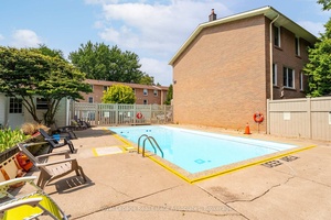Step inside a stylish, move in ready home in a welcoming, family friendly neighbourhood !