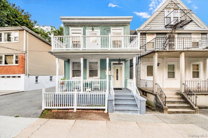 View of front facade with a porch and driveway
