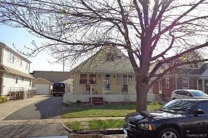 View of front of home featuring a porch