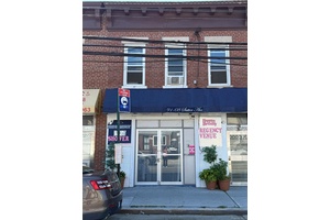 You can't miss this beautiful Mix use building for sale conveniently located two blocks away from Crossbay Blvd.