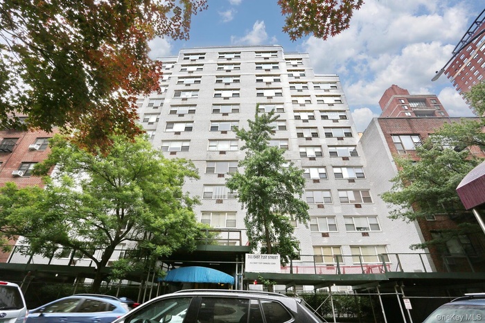 View of apartment building / complex
