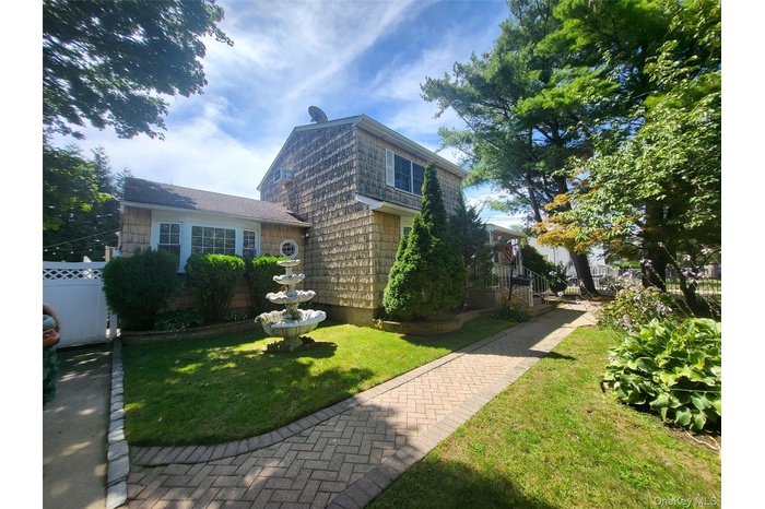 View of front facade with a front lawn