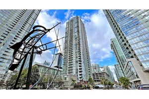 Fully Upgraded Corner Unit W Breathtaking Views Of Lake amp ; City Skyline.