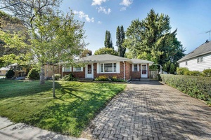 Charming 2 Bedroom, 1 Bath Bungalow !