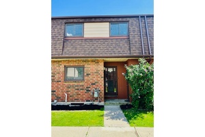 Rare 4 bedroom townhouse on Hamiltons West Mountain, freshly painted and move in ready with a brand new tub and surround.