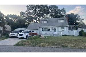 Investor alert ! Cape Cod in Central Islip, sold as a contract vendee Assignment of contract.