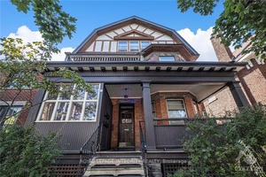 Welcome to this elegant third floor apartment, perfectly located just steps from the city center with effortless access to public transit.