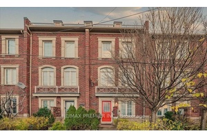 Very Bright amp ; Spacious Townhome in Toronto's Lovely Oakdale Village Community !