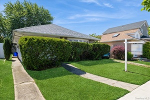 Long Beach East End 3BR 2BTH Ranch LVR DA Kitchen, yard amp ; driveway.