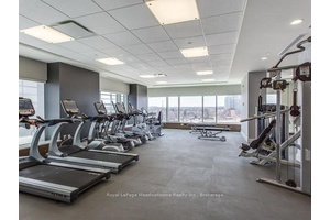 Pristine 1 Bedroom Condo Across From Erin Mills Town Centre, Credit Valley Hospital.