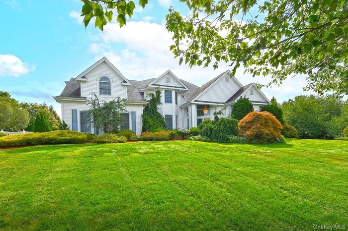 View of front of property featuring a front lawn