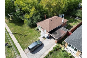 Move in ready bungalow in the highly sought after Bendale community.