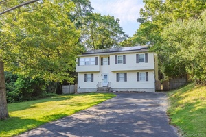 Welcome to 11 Seymour Lane, Medford !