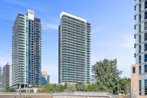 Welcome to 33 Singer Court Unit 2205 This spacious, unobstructed corner suite of 982 Sq Ft offers 2 bedrooms plus a large den, ideal for use as a home office.