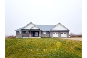 Beautiful home situated on 90.