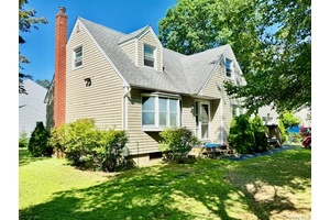 Lovely Expanded Cape In The Heart Of Mastic Beach !
