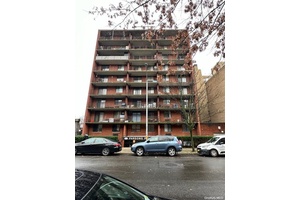 Cozy 2 Bedroom, 1 Bathroom Condo in the Heart of Flushing This well maintained condo offers a fantastic location with easy access to all that Flushing has to offer.