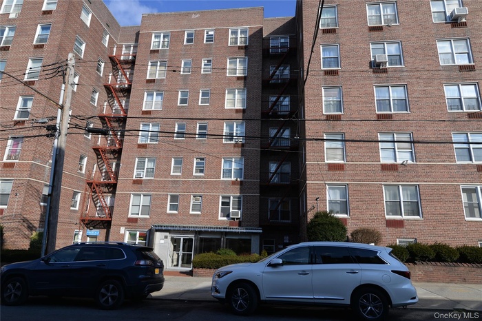 View of apartment building / complex
