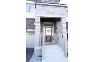 Stunning Upgraded 2 Storey Freehold Townhome in Desirable Bram West No Maintenance Fees !