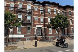This impeccable legal brick 10 family house is located in the heart of Astoria and offers an excellent investment opportunity.