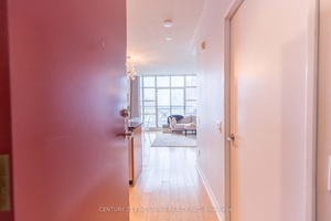 Welcome to urban living at its finest in this beautifully appointed 2 storey condo located directly across from the iconic Trinity Bellwoods Park.