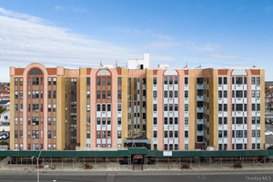 Prime Location, Center Of Town, Close to Beach, Transportation, Restaurants, Shopping amp ; Entertainment, Enjoy A Large Lobby With Concierge, Beautiful Fully Equipped Gym, Locker Storage, Bike Rooms, Large Laundry ...