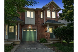Welcome to this gorgeous end unit townhouse !