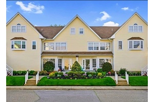 Welcome to the newly updated Salty Bay Townhouse Community in South Freeport.