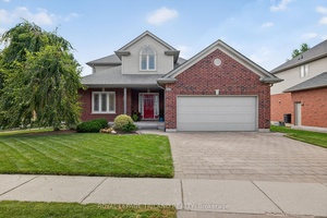 Expect the unexpected. 908 Collins Drive offers the perfect blend of comfort, quality, functionality and style in this immaculate bungaloft, built in 2005 by Pine Tree Homes in the Oaks ...