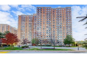 High Floor w Unobstructed View.