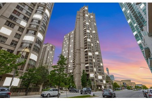 Bright and spacious unit with SW exposure on high level in the prestigious Ovation complex by renown builder Tridel.