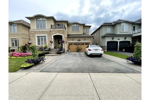 Gorgeous Detached spacious beautifully landscaped house !