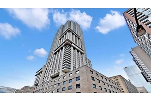 Sophisticated corner suite in the heart of Toronto's Financial District !