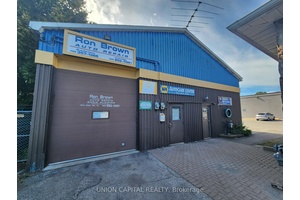 Rare Commercial Lease In The Heart Of Uxbridge !