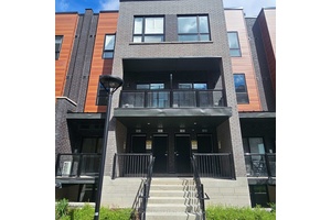 Step into modern comfort with this bright and stylish two bedroom, two bathroom condo townhouse in the heart of Newmarket !