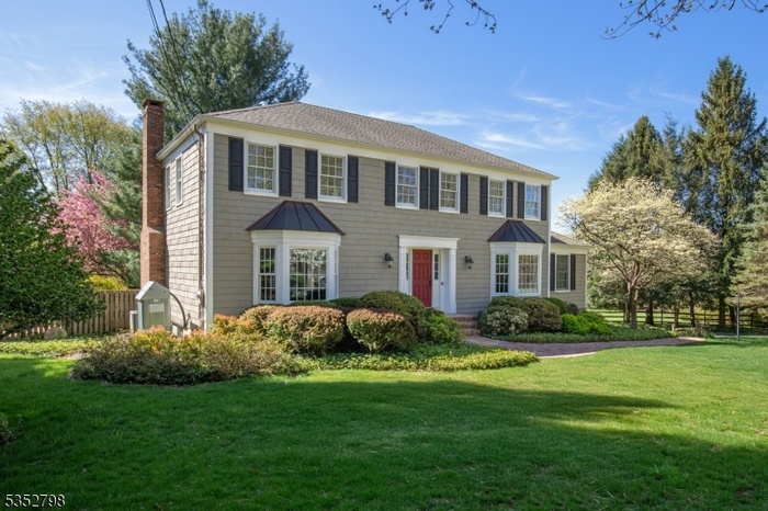 Well maintained Colonial
