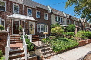 We are happy to present a great single family house for sale in Middle Village !