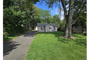 What about this cute, charming and cozy little ranch !