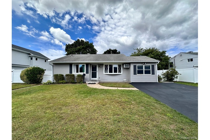 Ranch-style house featuring driveway