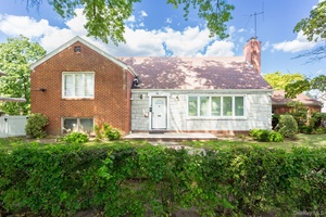 Rare Opportunity in Jamaica Estates !