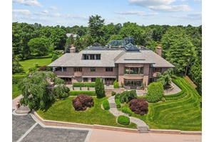 Unrivaled grandeur with an idyllic Tuscan countryside vibe !