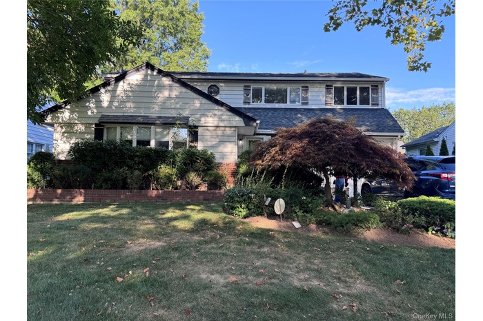 View of front of house featuring a front yard